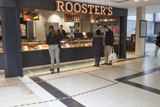 850033 Gezicht op de balie van 'Rooster's Maaltijd & Grill' (Passage 61) in Winkelcentrum Cityplaza (Raadstede) te ...